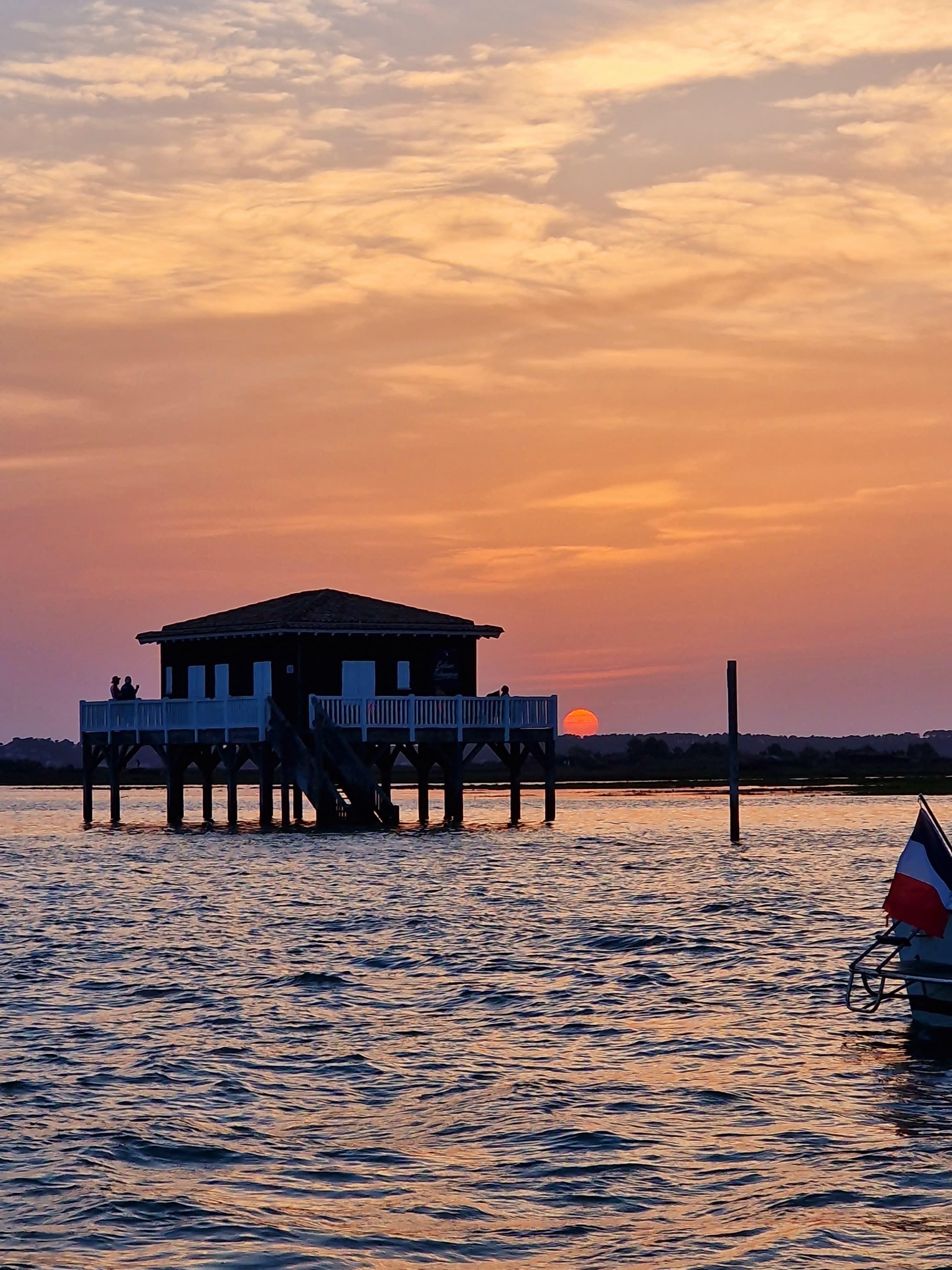 Apéritif au coucher du soleil aux Cabanes Tchanquées - Agence Nautique Arcachon