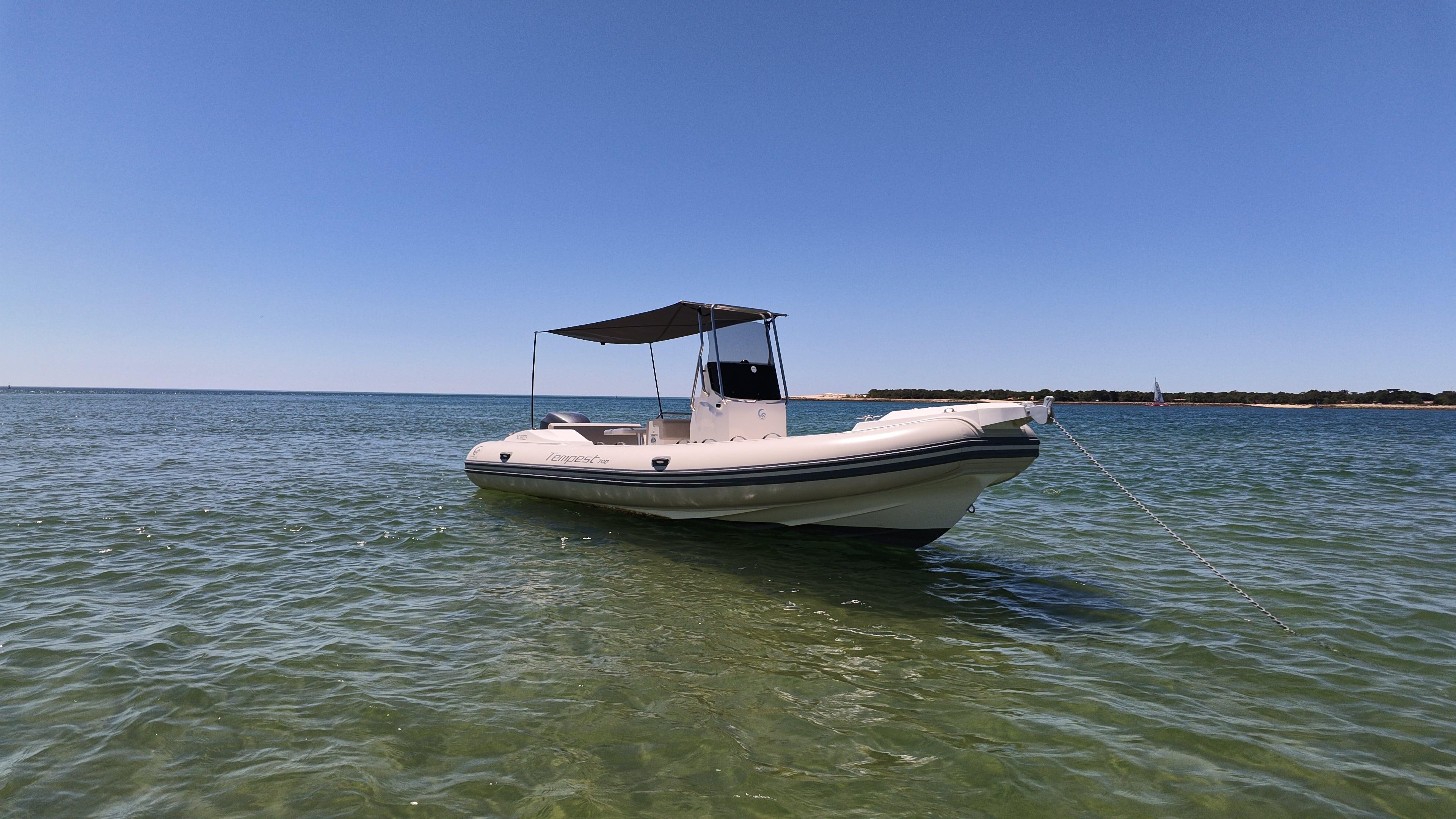 Capelli Tempest 700 - 12 pers. · 225 hp · 7 m