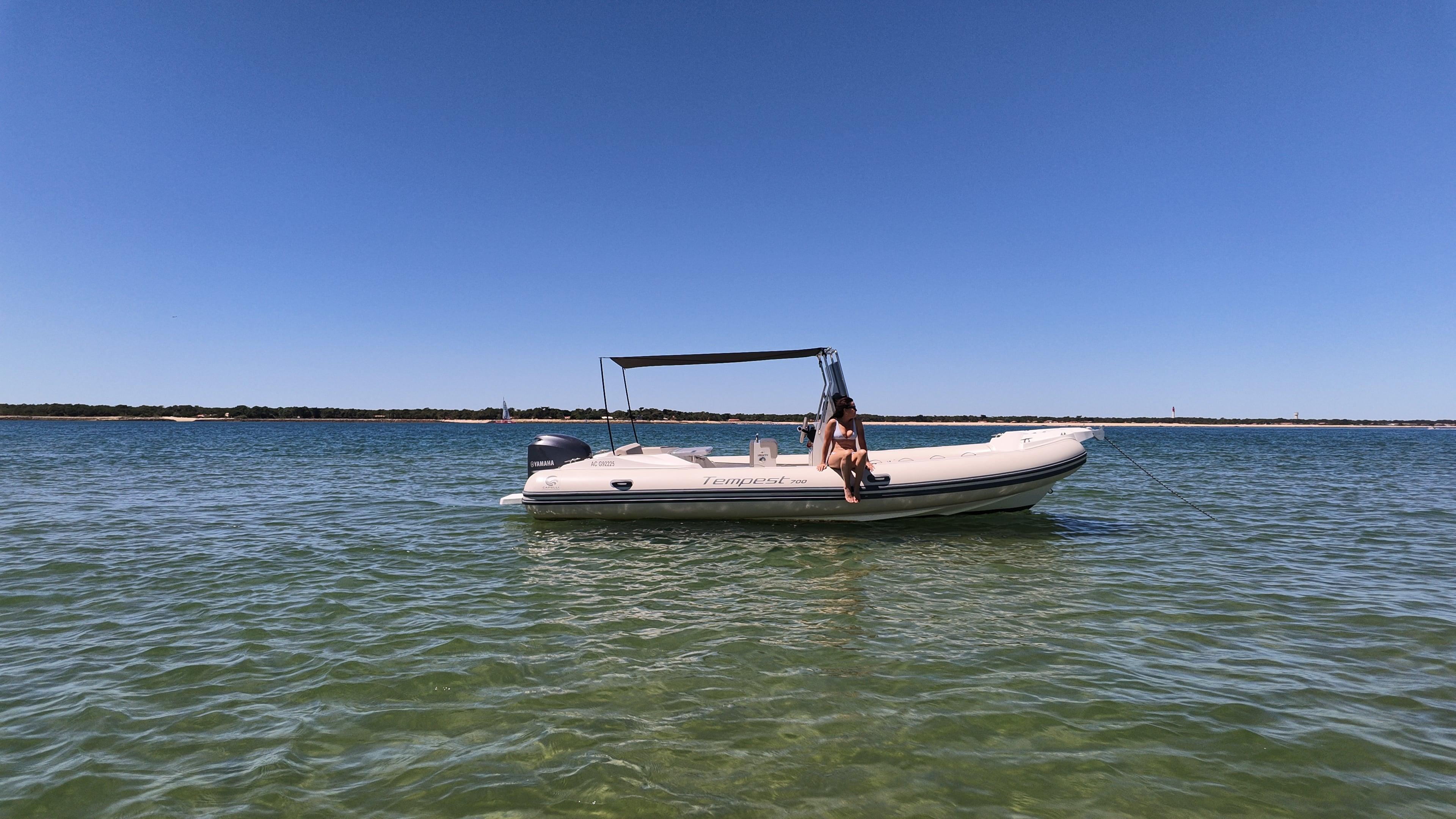Side profile of the Capelli Tempest 700 anchored on the Bassin d'Arcachon