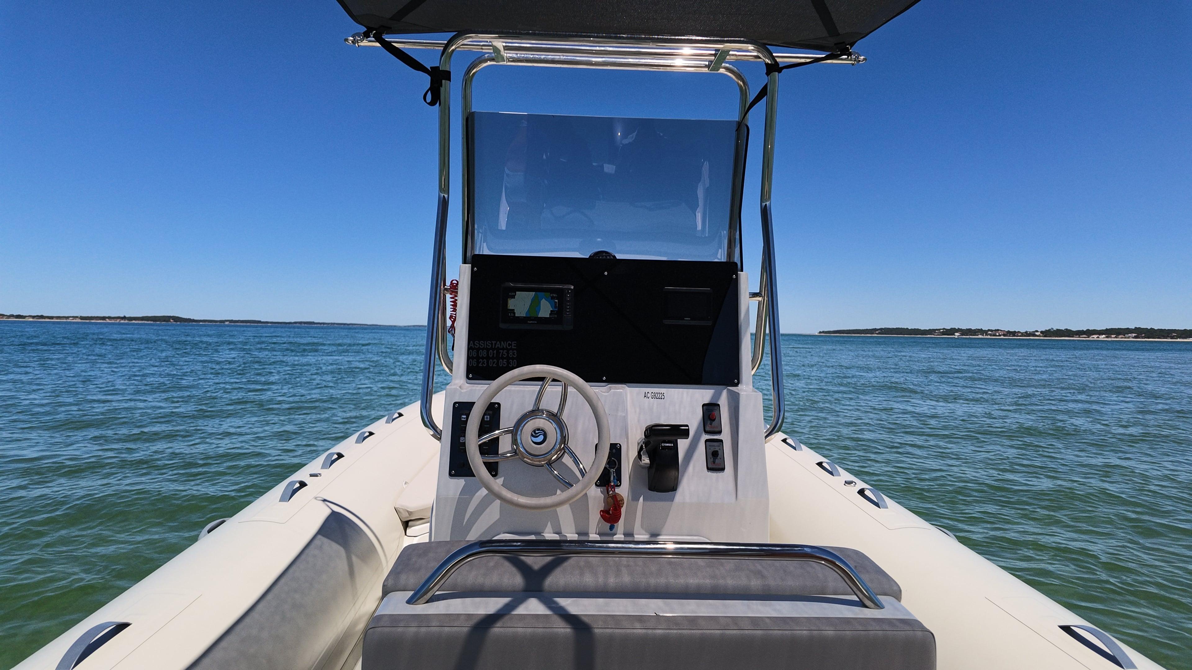 Helm console of the Capelli Tempest 700 on the Bassin d'Arcachon