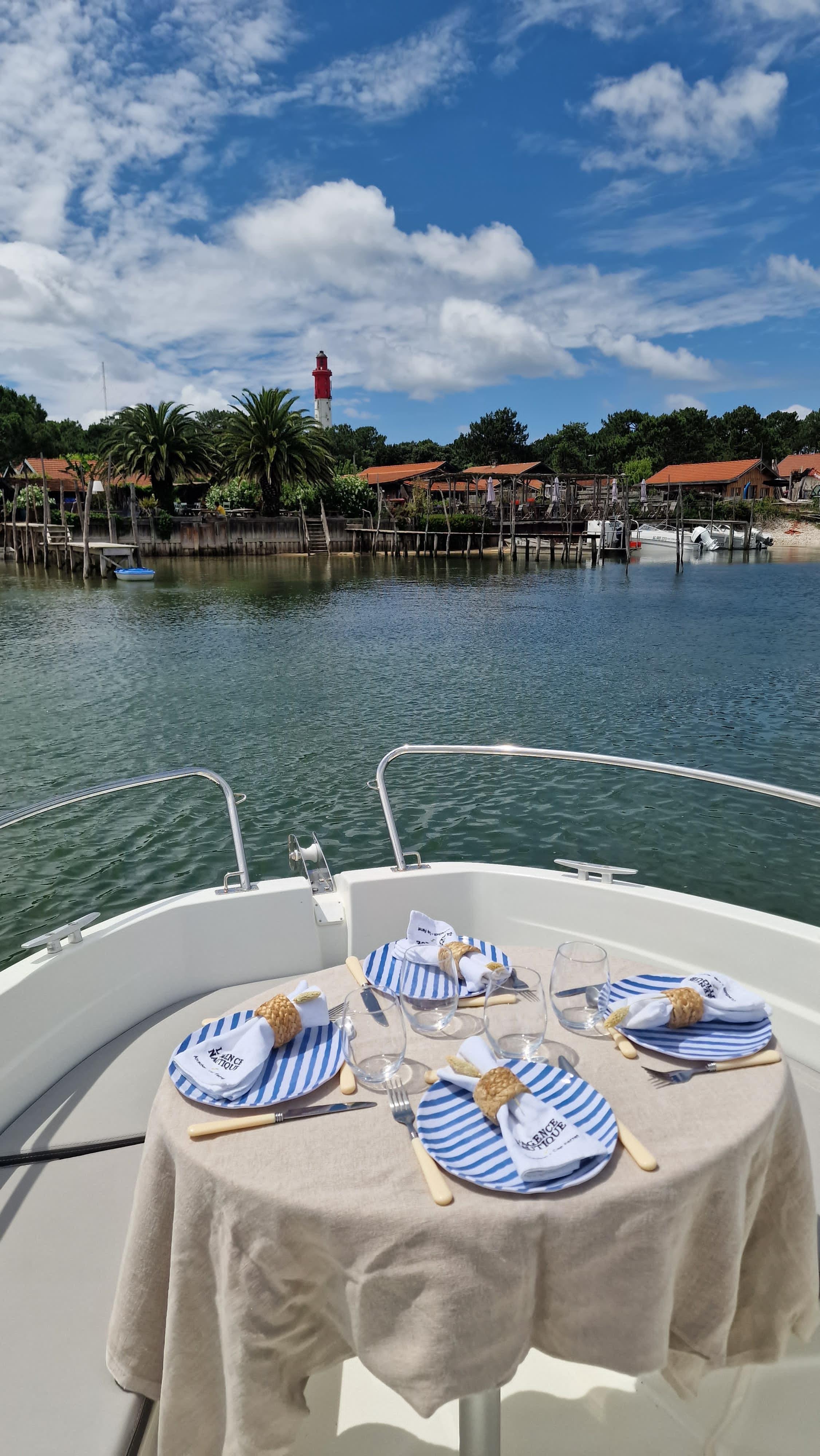Déjeuner à bord lors d’un événement d’entreprise sur le Bassin d’Arcachon