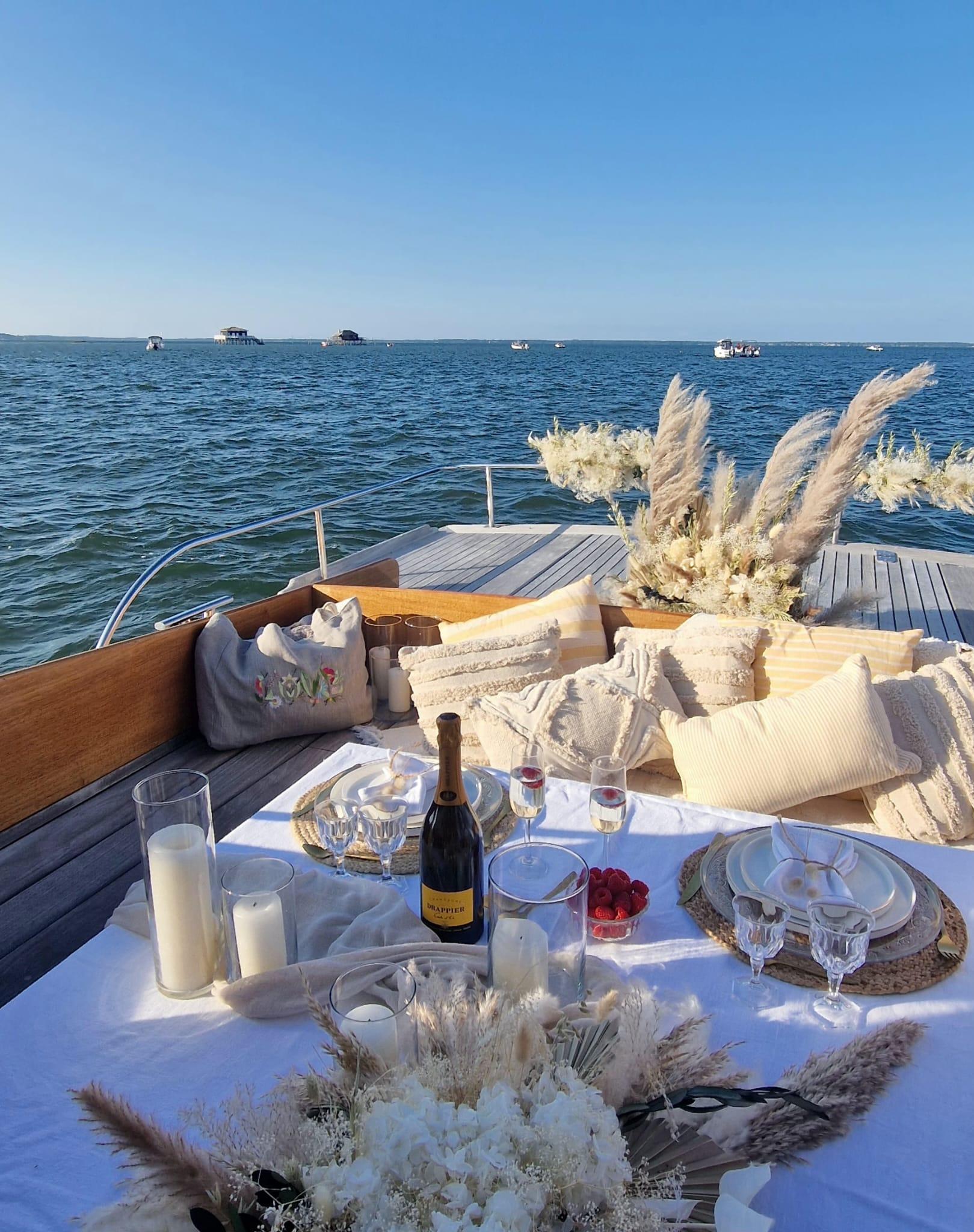 Déjeuner sur l'eau devant les cabanes - événement privé Agence Nautique