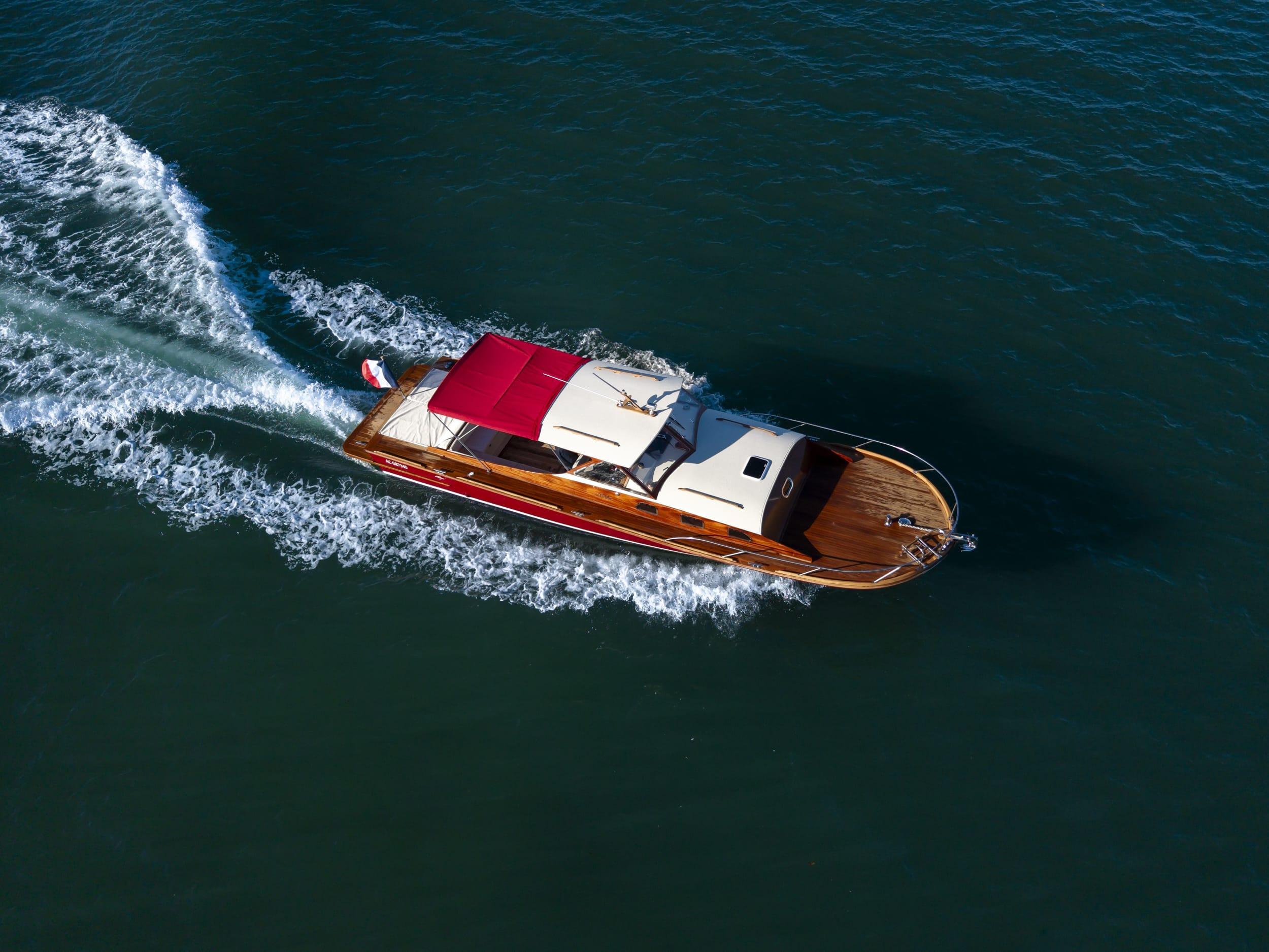 Pinasse Raba "Dolce Vita" - Vue aérienne de 3/4 en navigation