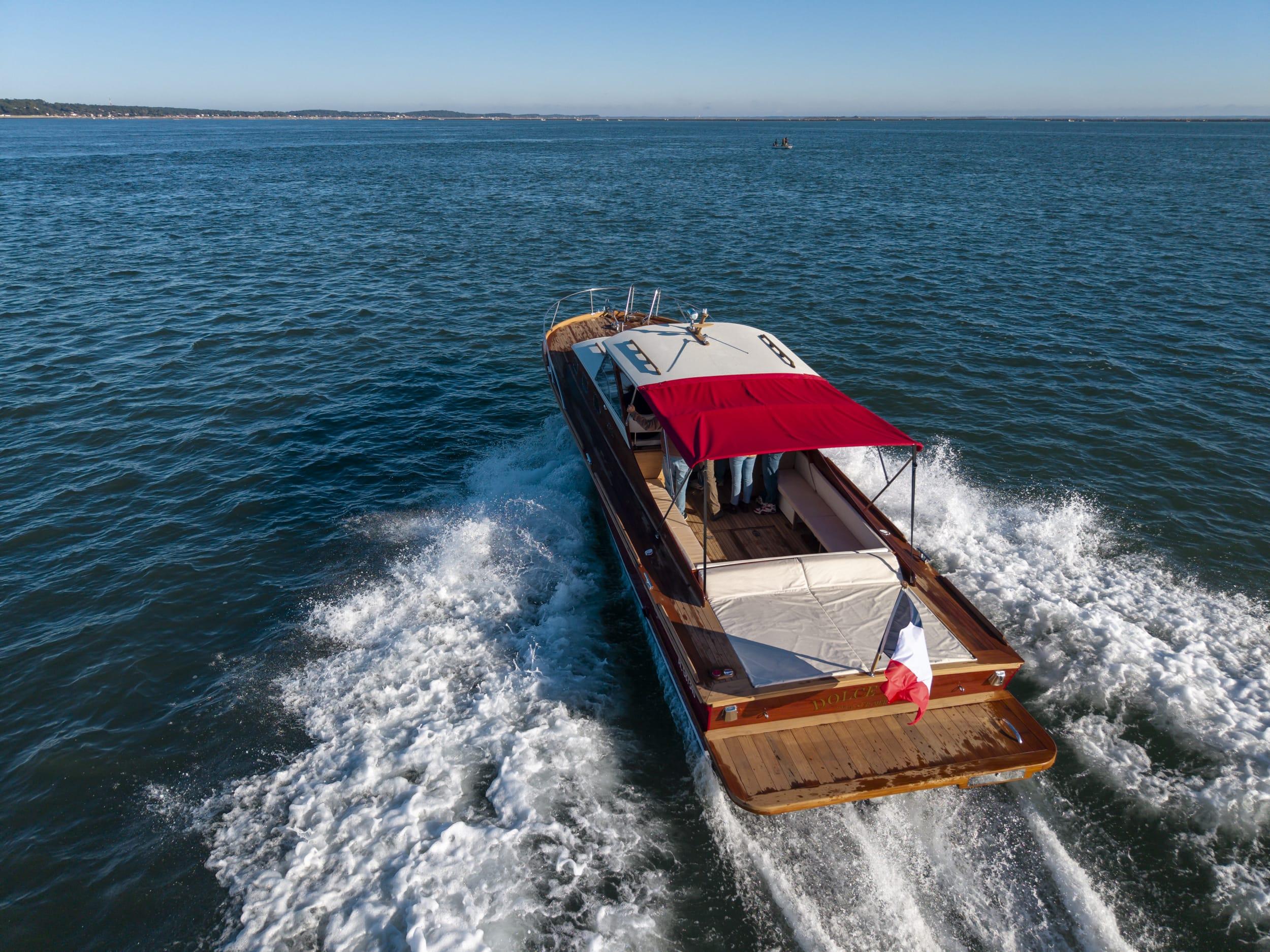Pinasse Raba "Dolce Vita" - Vue arrière avec sillage et bimini rouge