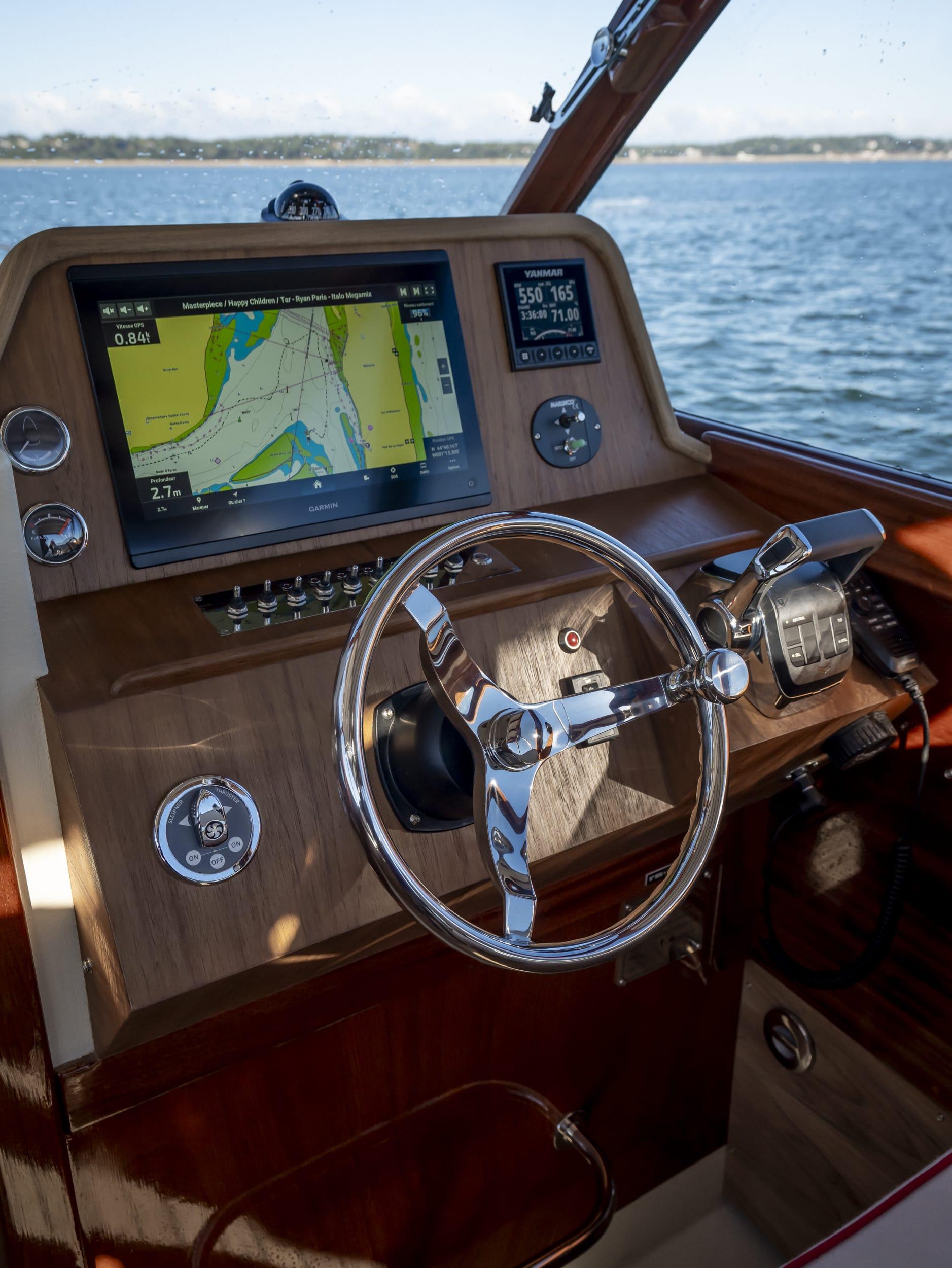 Pinasse Raba "Dolce Vita" - Poste de pilotage et cockpit de navigation