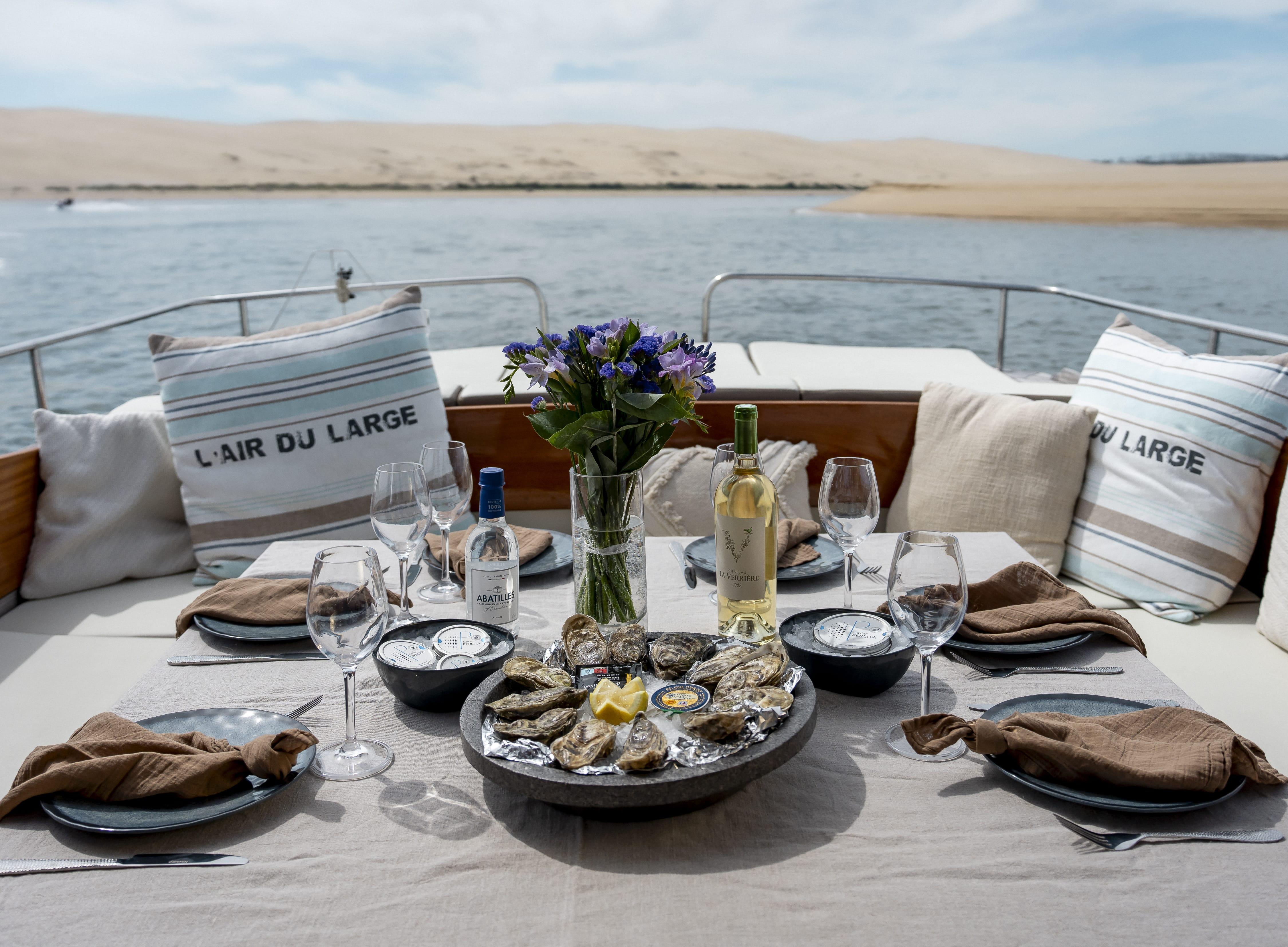 Pinasse Raba "Krystalli" - Carré arrière avec table dressée