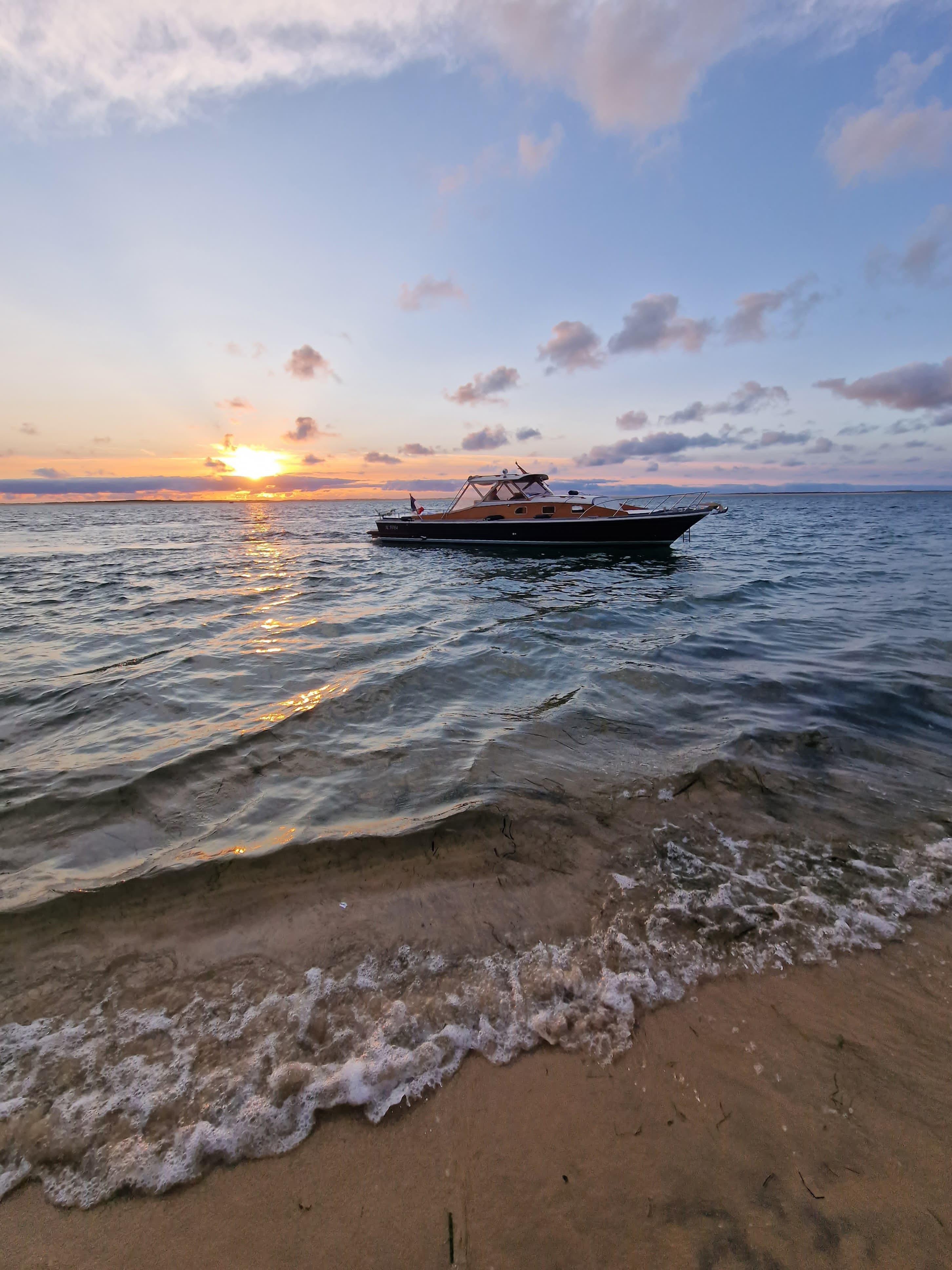 Navigation au coucher du soleil sur une pinasse Raba pendant un événement d’entreprise