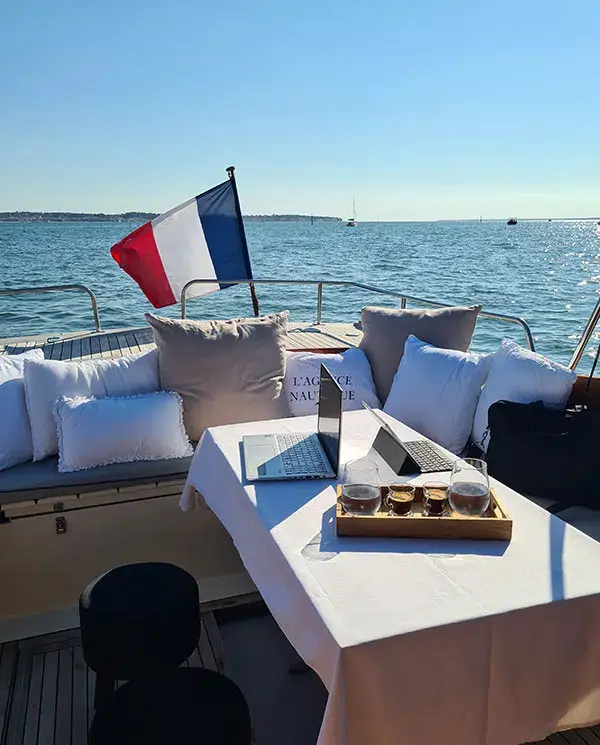 Réunion d'équipe sur l'eau - événement corporate Agence Nautique