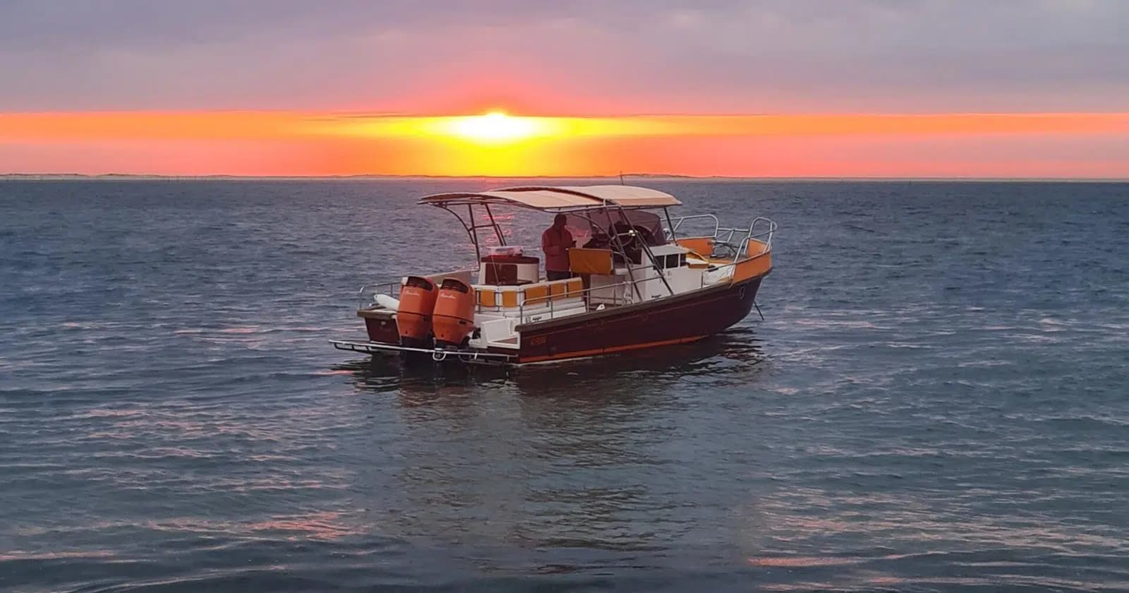 Beacher V10 Croisiere boat available for rental in Arcachon - 15 people, 2 x 175 HP, 8.5m