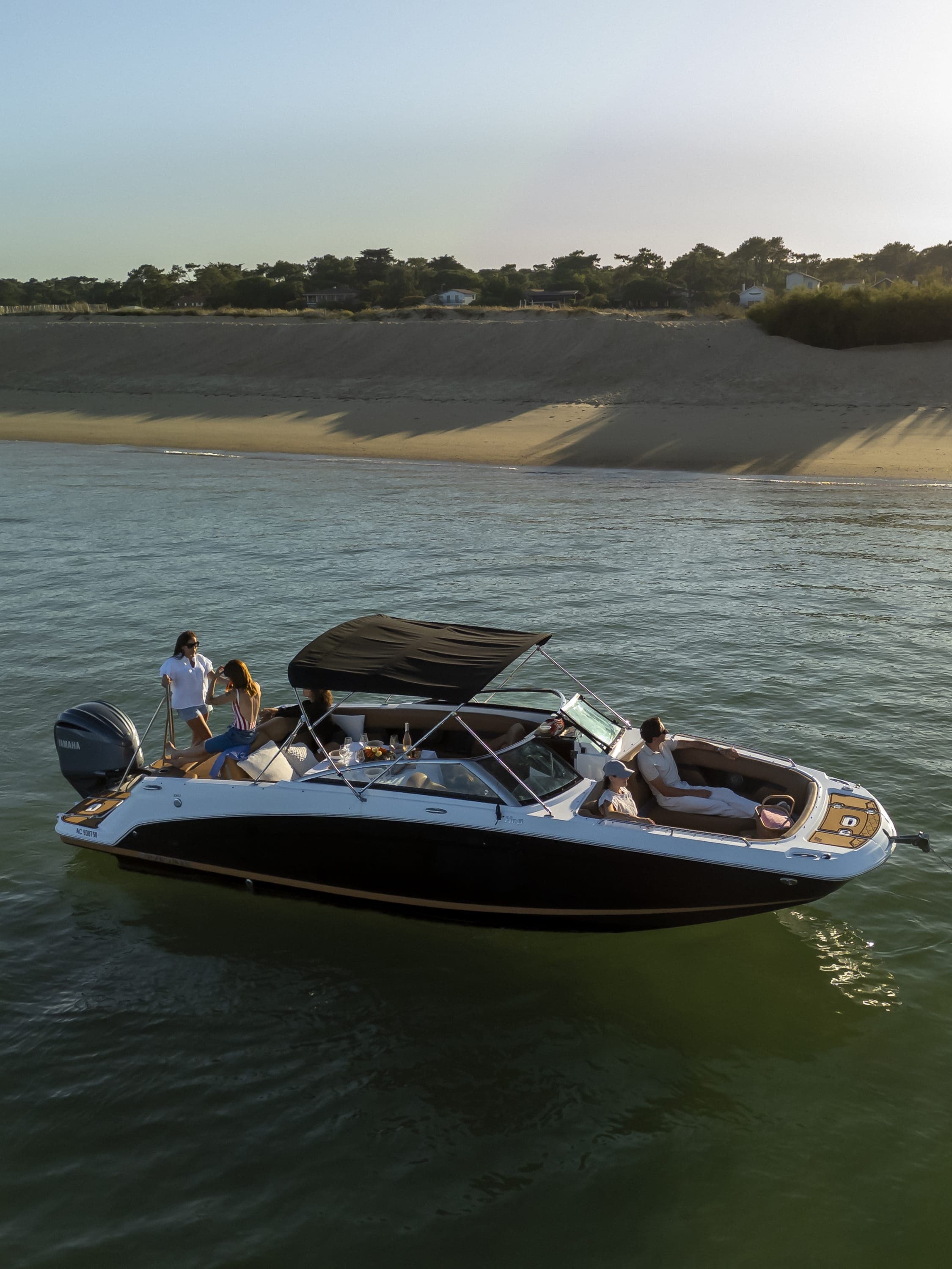 Four Winns HD8 boat available for rental in Arcachon - 12 people, 300 HP, 8.1m